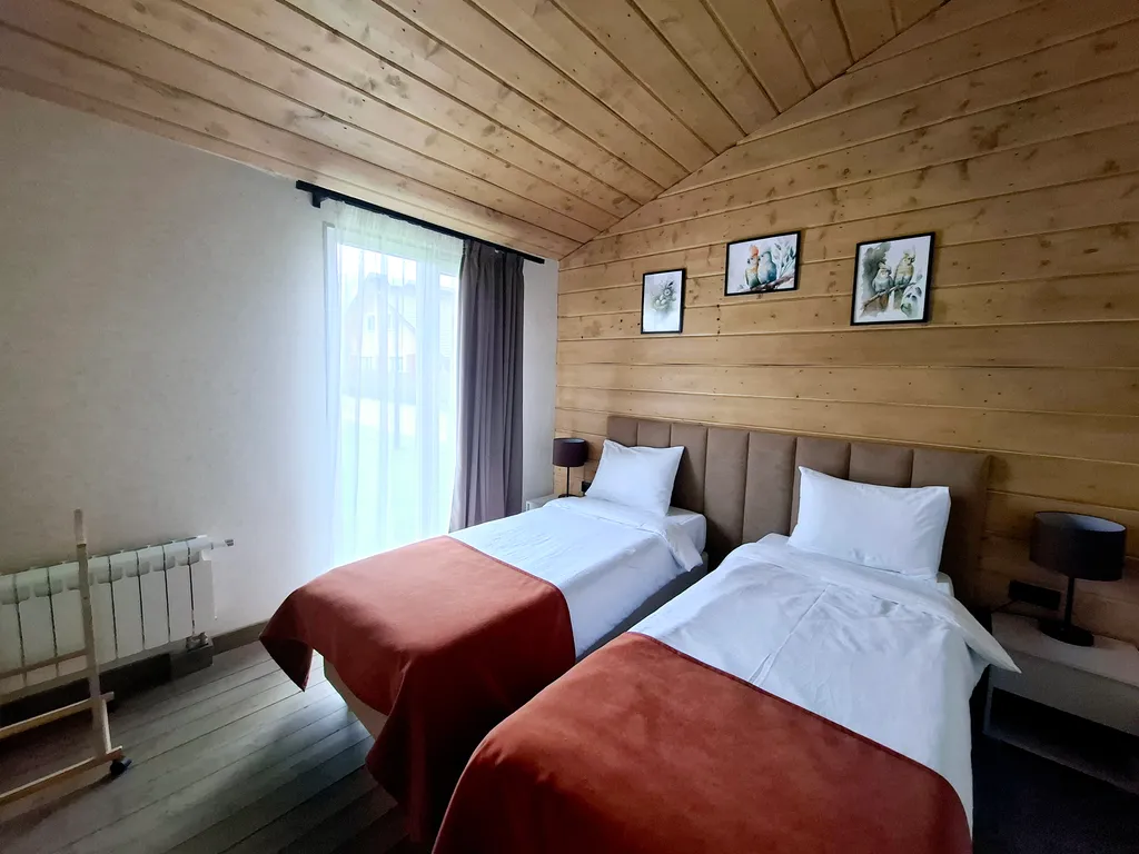 Просторный двухкомнатный коттедж в лесу у пруда