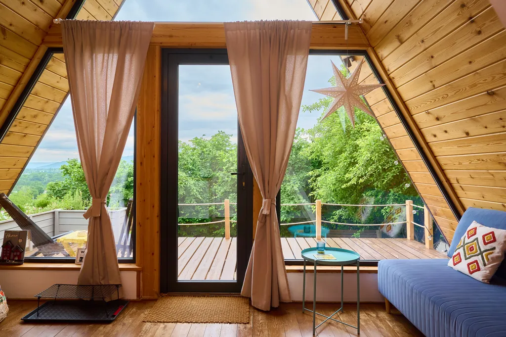Уютный треугольный домик у леса с видом на горы