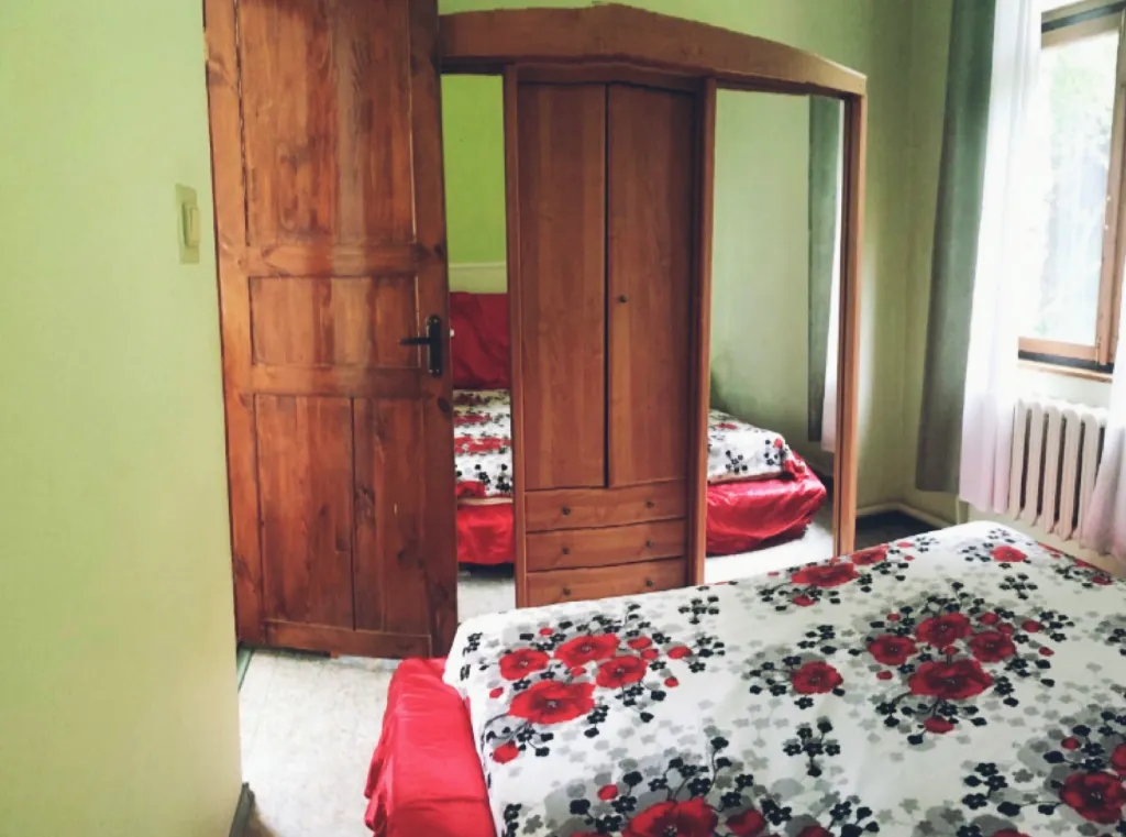 Двухэтажный дом с верандой, огороженной парковкой и сауной