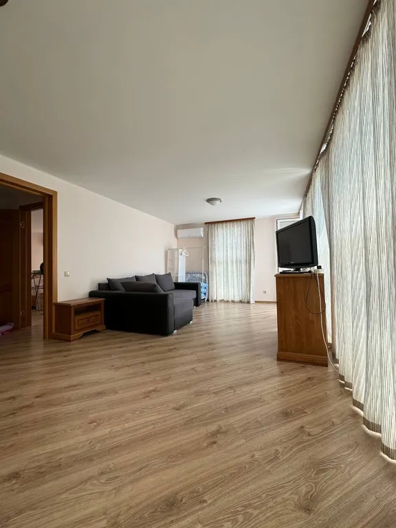 Белый коттедж на первой линии моря