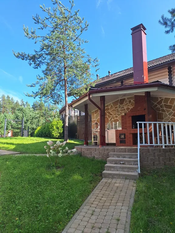 Дом деревянный на берегу реки в Рощино