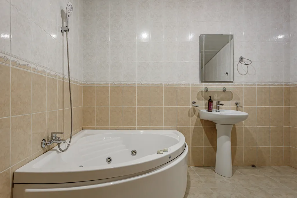 Большой двухэтажный номер с балконом и джакузи