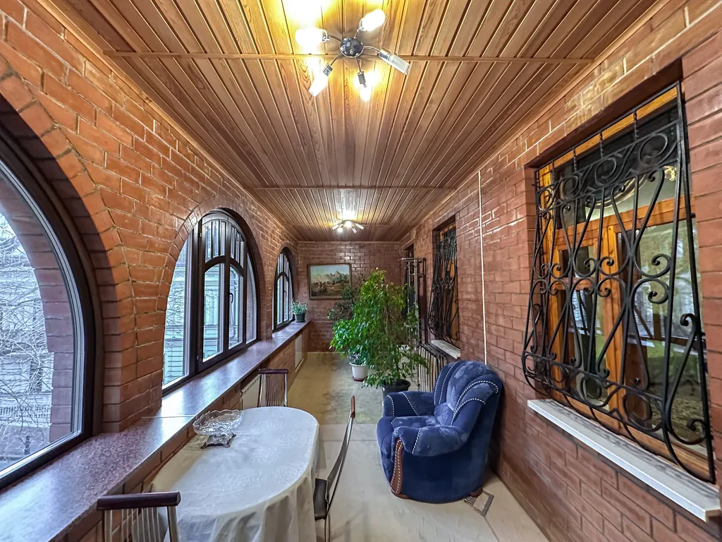 Дом в центре парка