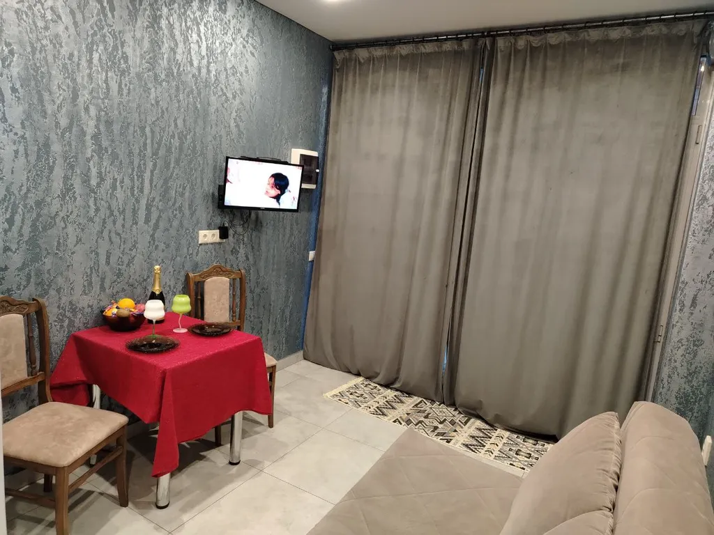 Отдельная квартира-студия с парковкой в центре города