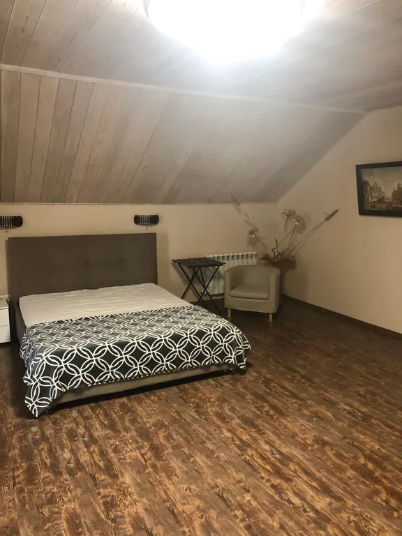 Дом с видом на сквер в центре города