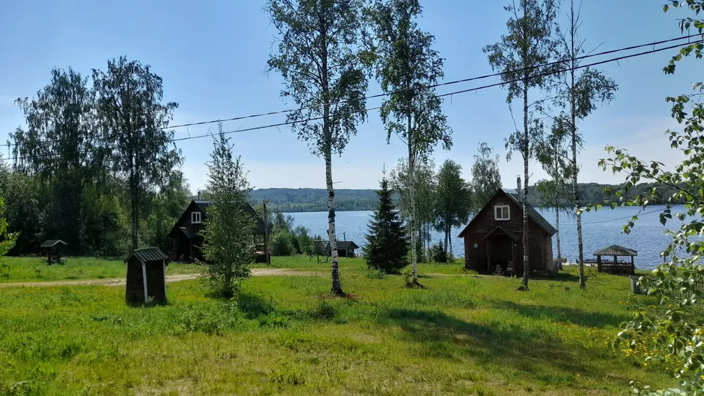 Коттедж Коттедж на берегу озера,рыбалка и отдых всей семьей! — Родионово