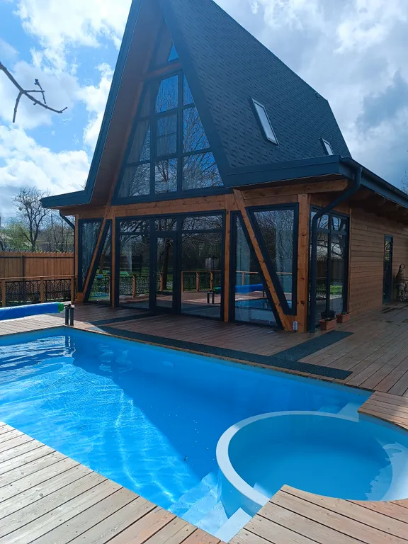 Дом с бассейном