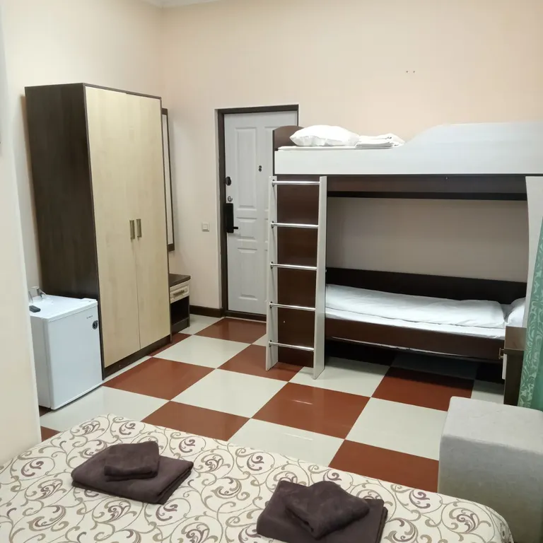 В номере 2-х ярусная кровать предусмотрена для детей и подростков