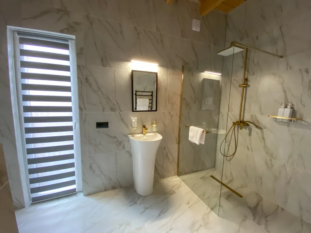 Трёхкомнатный коттедж в лесу у пруда