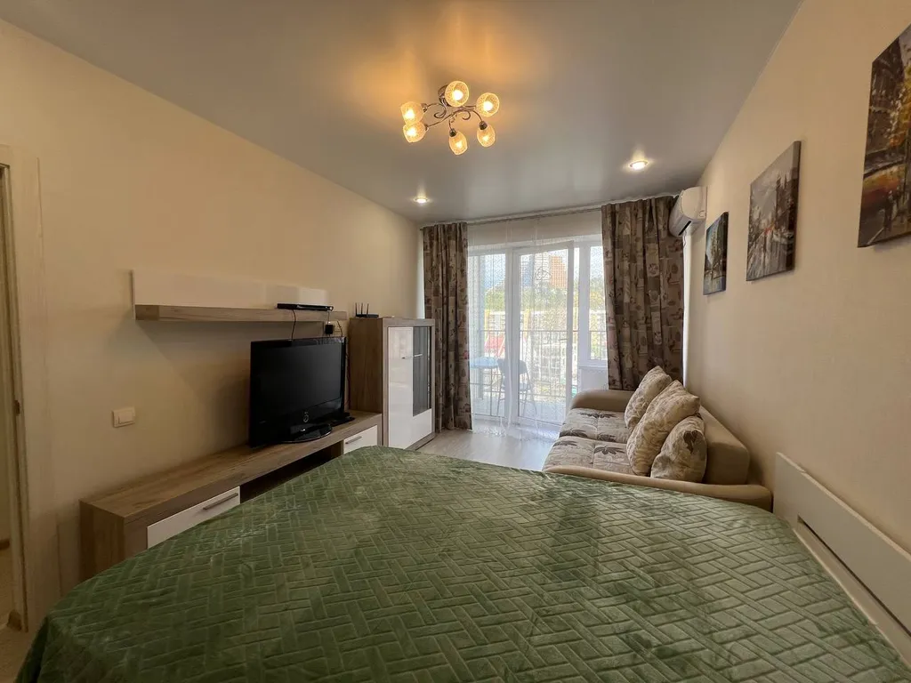 Апартамент с просторной спальней и выделенной кухонной зоной