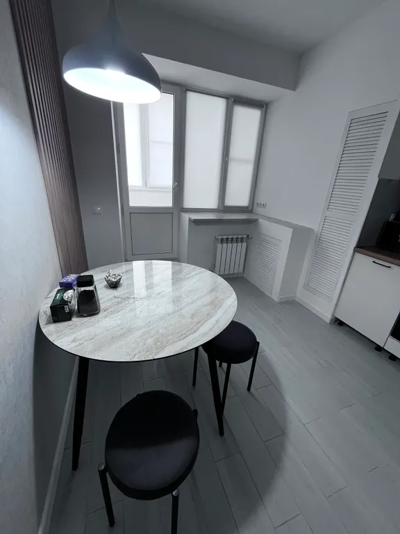 Квартира Квартира с новым ремонтом на первом этаже окна выходят на парковку — Элиста