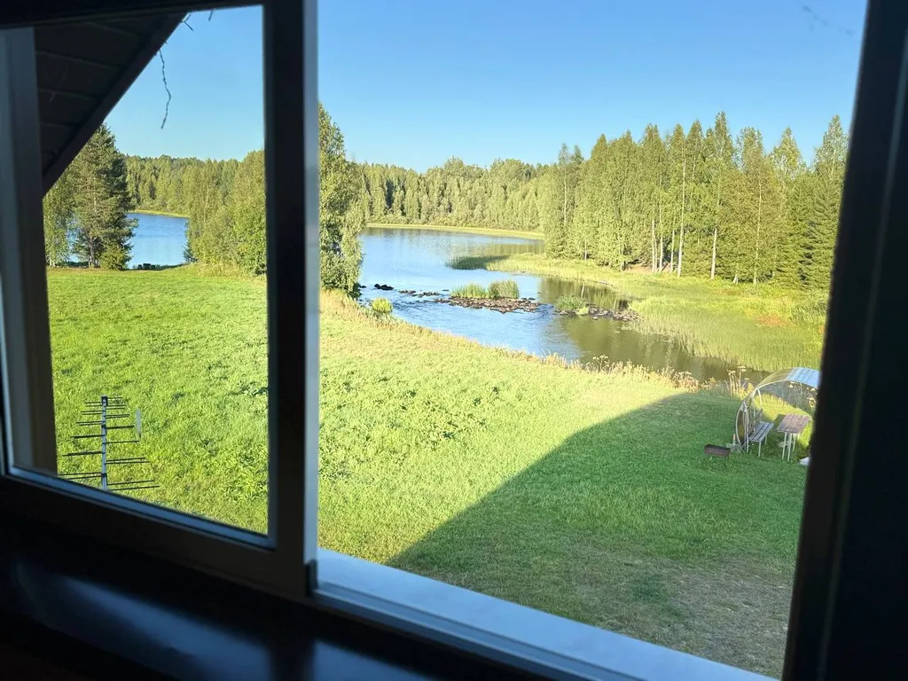 Деревянный дом из сруба на огромном участке с собственным берегом