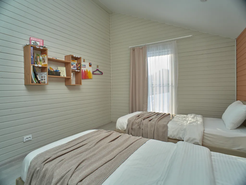 Творческий дом с игровой и полкой увлечений