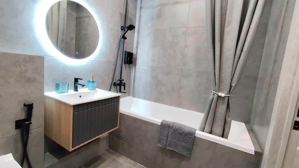 Уютная двухкомнатная квартира в новом жк на берегу озера