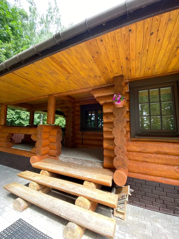 Дом на берегу реки с баней