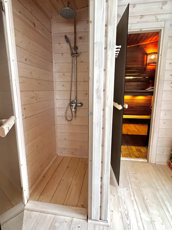 Дом из бруса в лесу с баней и чаном