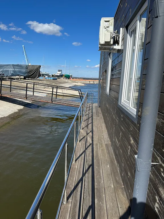 Дом на воде с баней