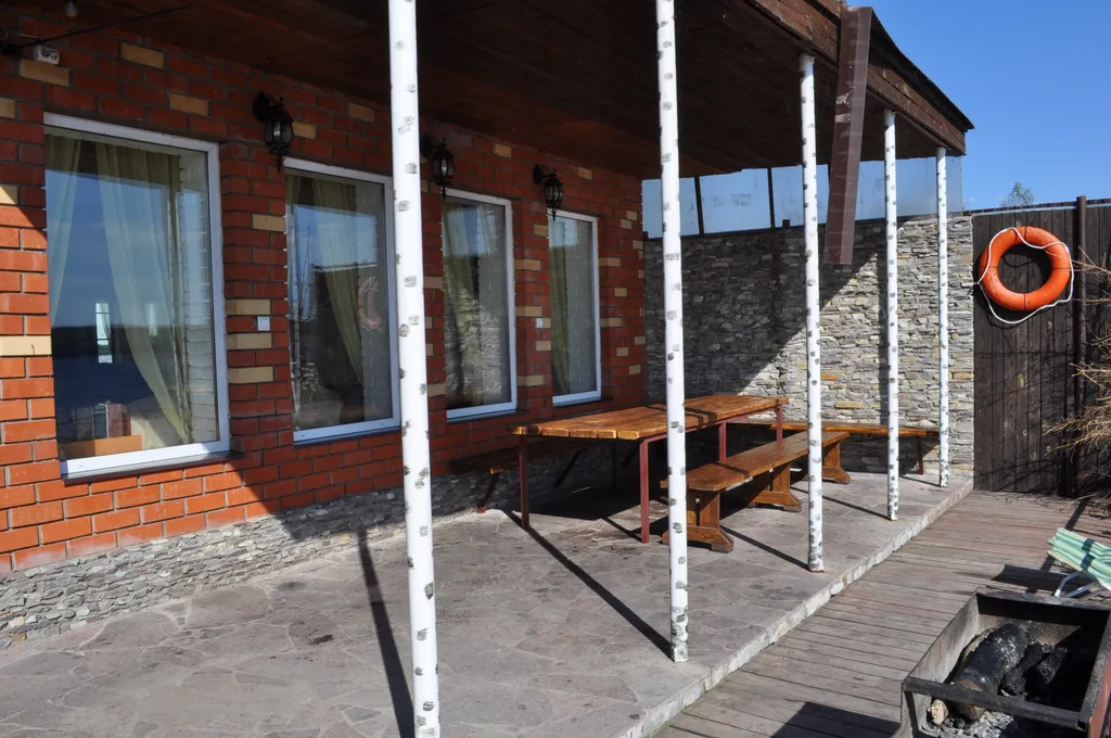 Дом-коттедж на берегу реки