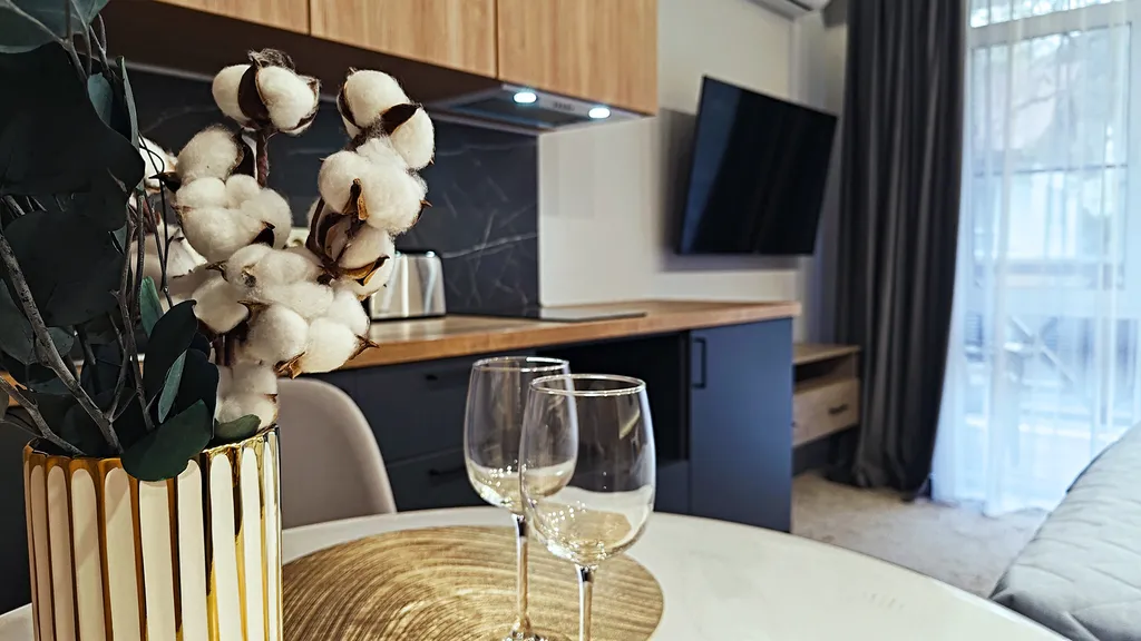 Студия в центре с балконом и видом на горы + бассейн/сауна