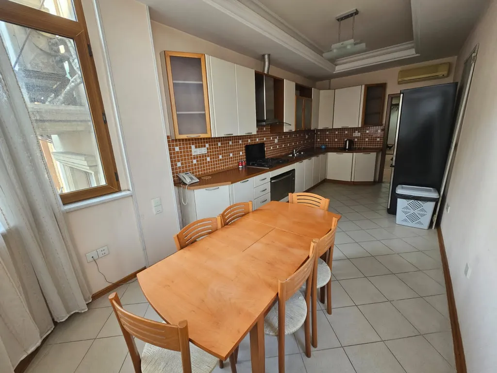 Квартира около кинотеатра Низами