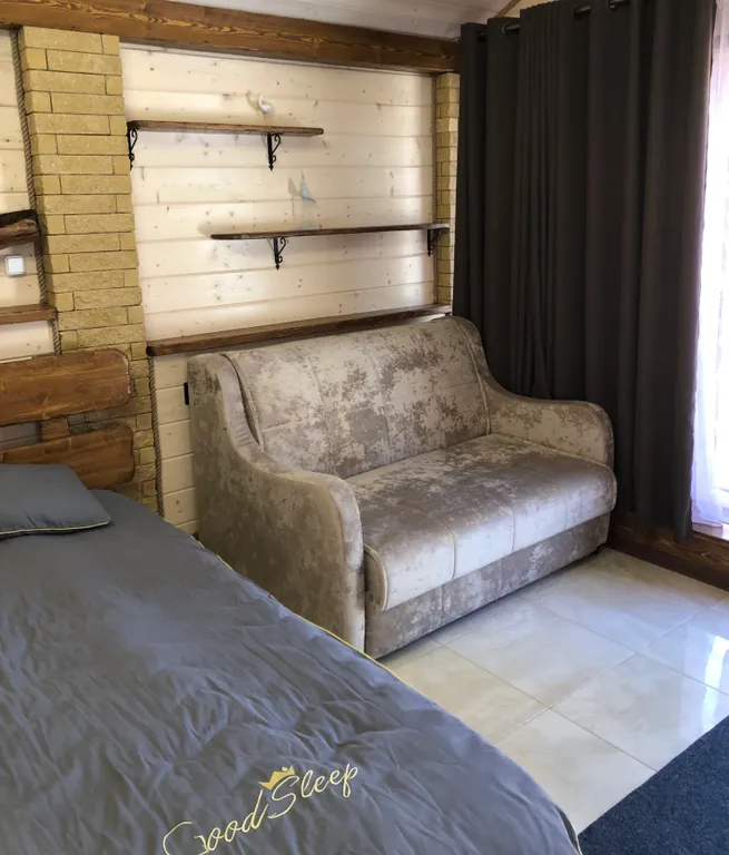 Маленький дом в лесу с видом на горы