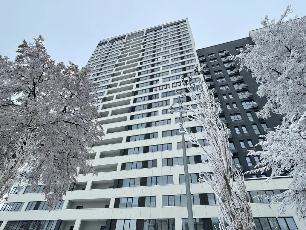 Просторная уютная студия с панорамным остеклением в тихий двор