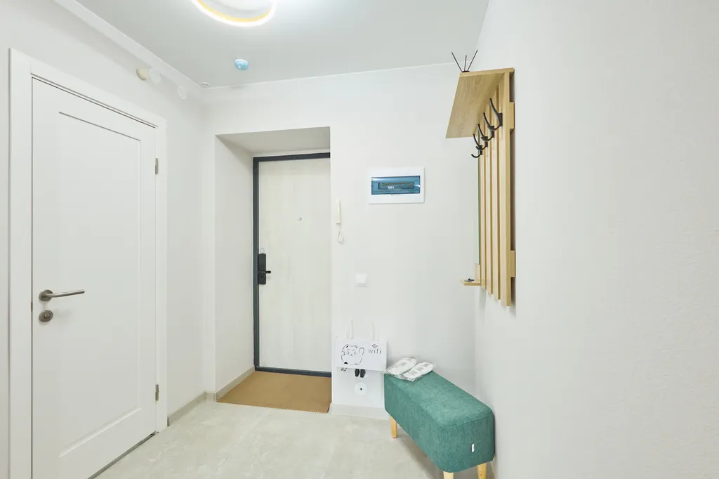 Тюльпаны & солнце: стильная 1-комнатная квартира в современном доме