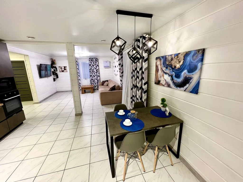 Дом и баня у реки