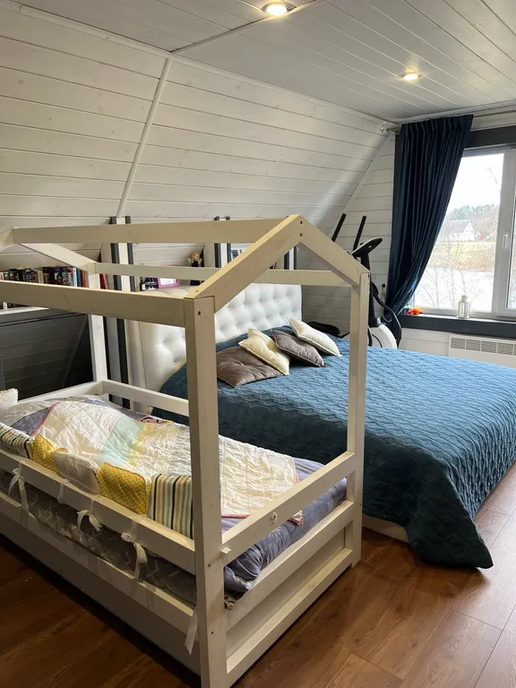 Уютный дом на берегу реки