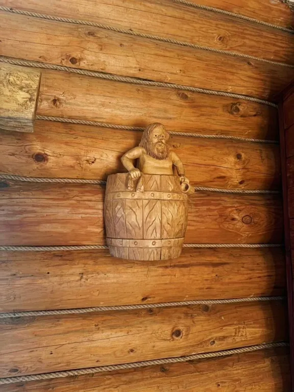 Дом баня на берегу водоема