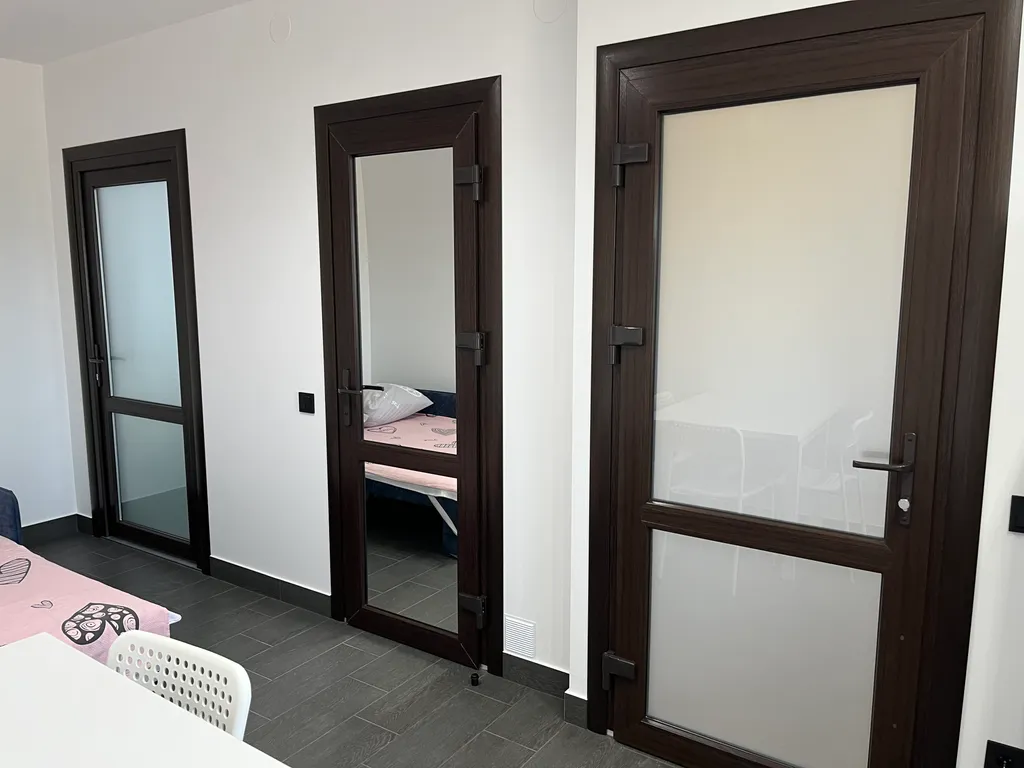 Эллинг на берегу моря