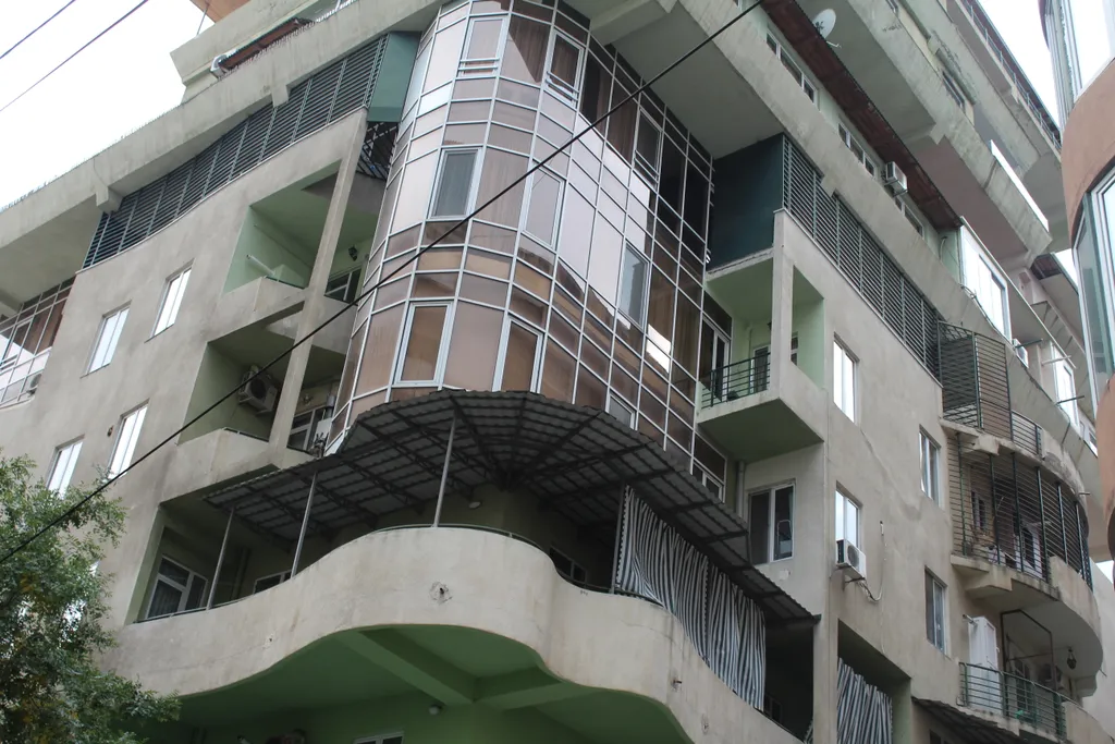 Трехкомнатная квартира с верандой в центре города