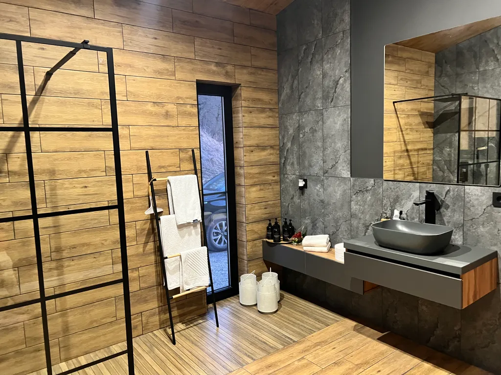 Домик на холме с видом на лес и горы