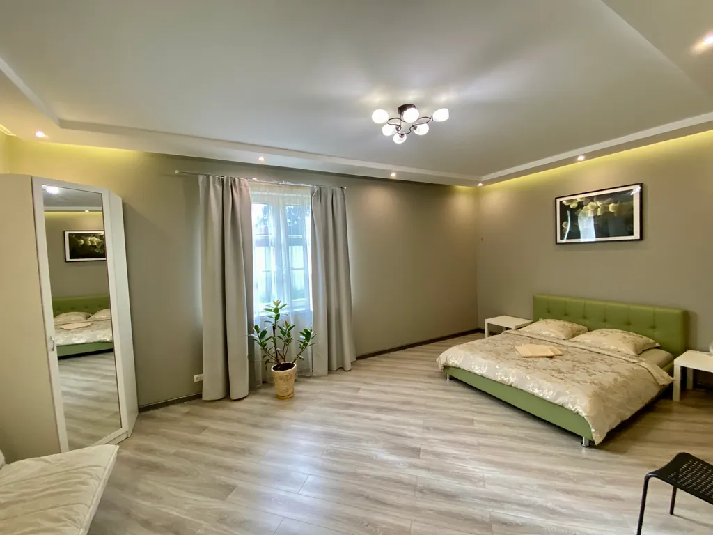 Стильный коттедж с панорамным остеклением у озера