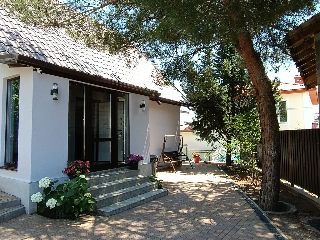 Домик с бассейном