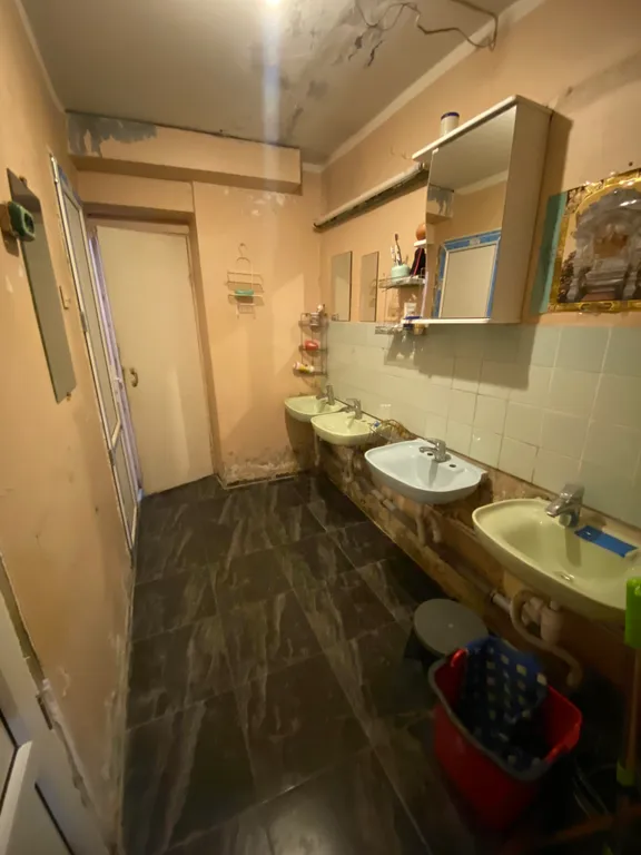 Уютная приятная комната с видом на город