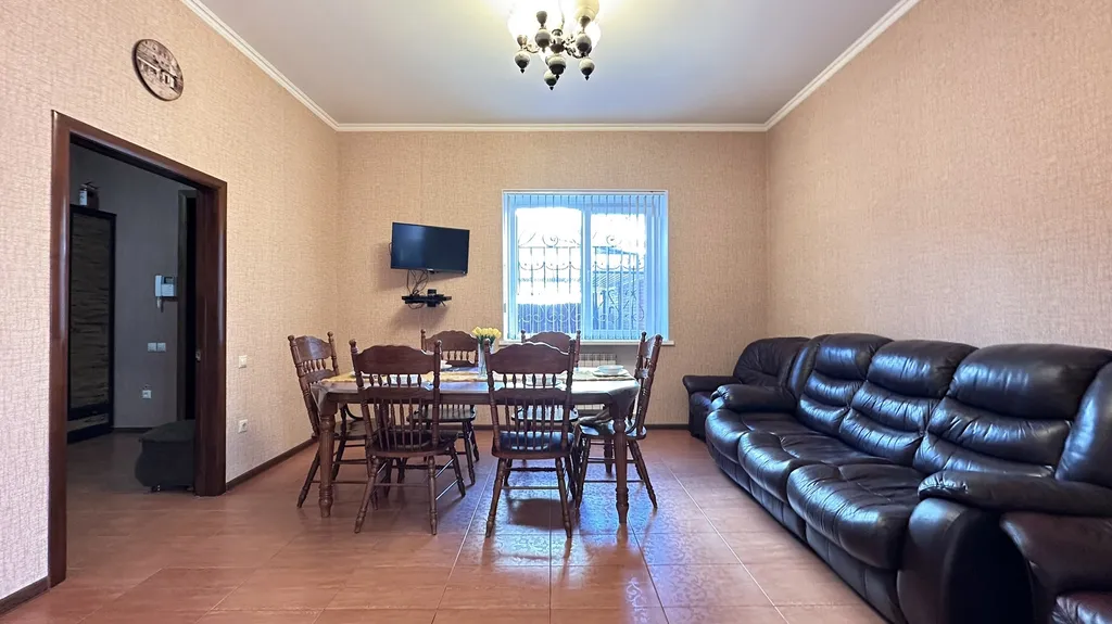 Дом с бассейном и баней возле курзоны