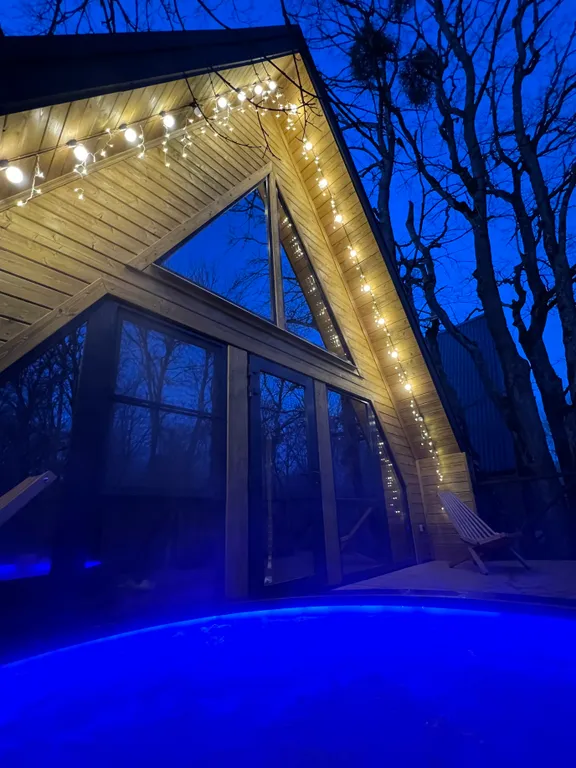 Афрейм с видом на лес рядом с горной рекой