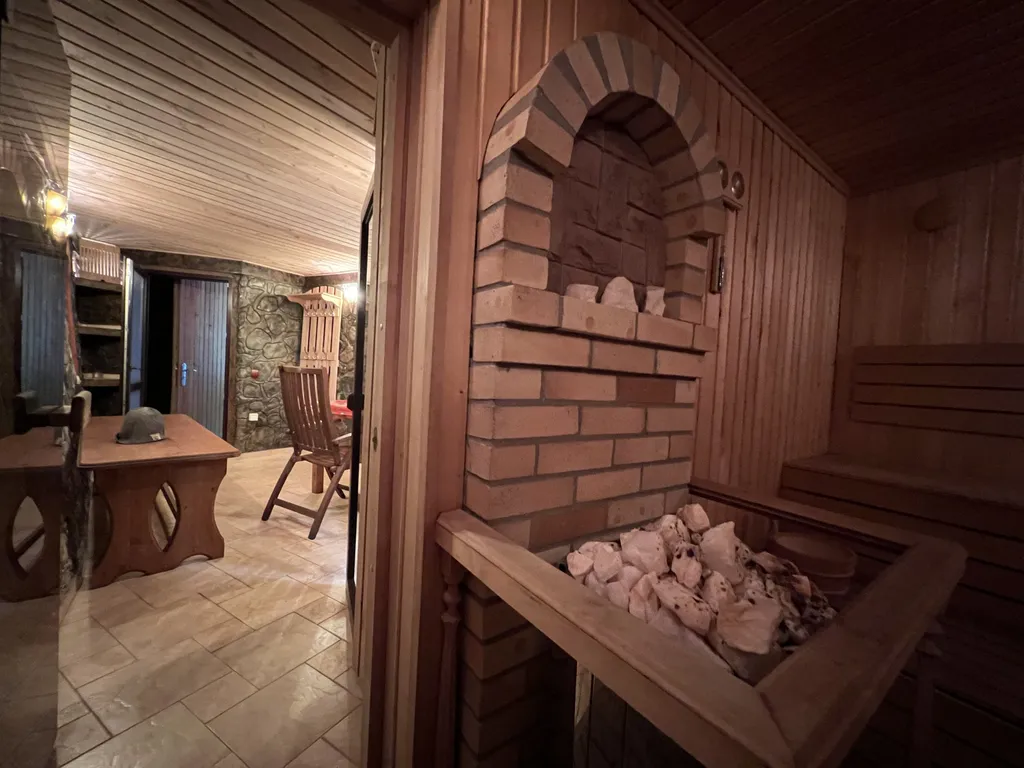 Дом в 5 минутах от набережной Ялты с бассейном и сауной