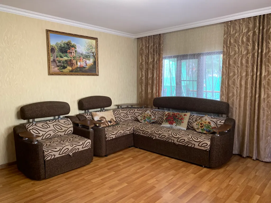 Уютный дом с бассейном, верандой и садом