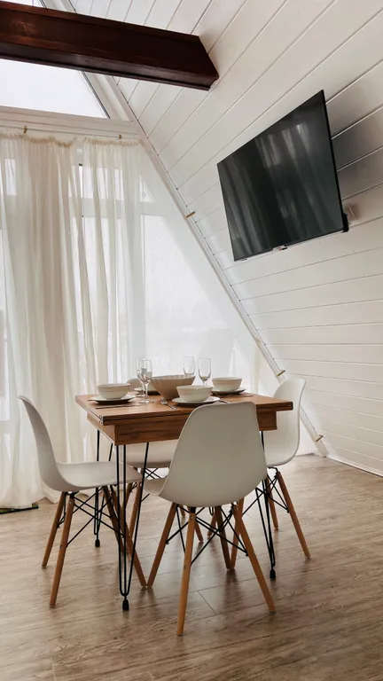 Дом Шалаш с купелью у озера