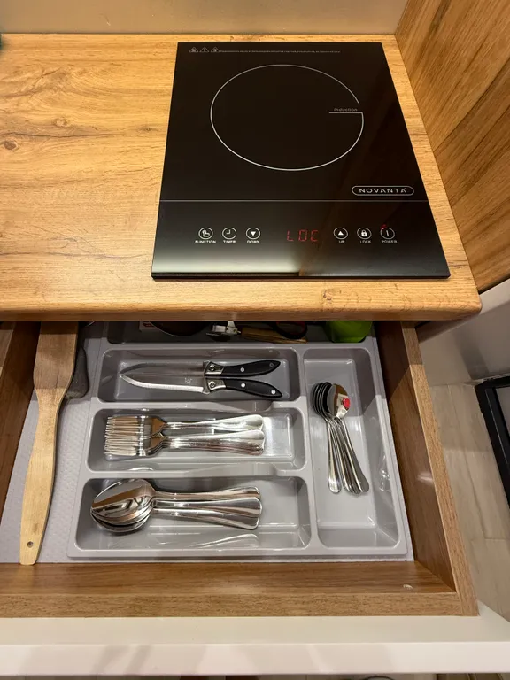 Квартира-студия с кипарисами за окном