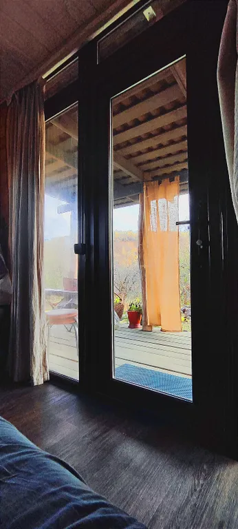 Дом-берлога в лесу с видом на горы