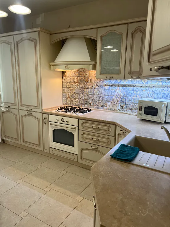 Светлая квартира с мансардой в центре города