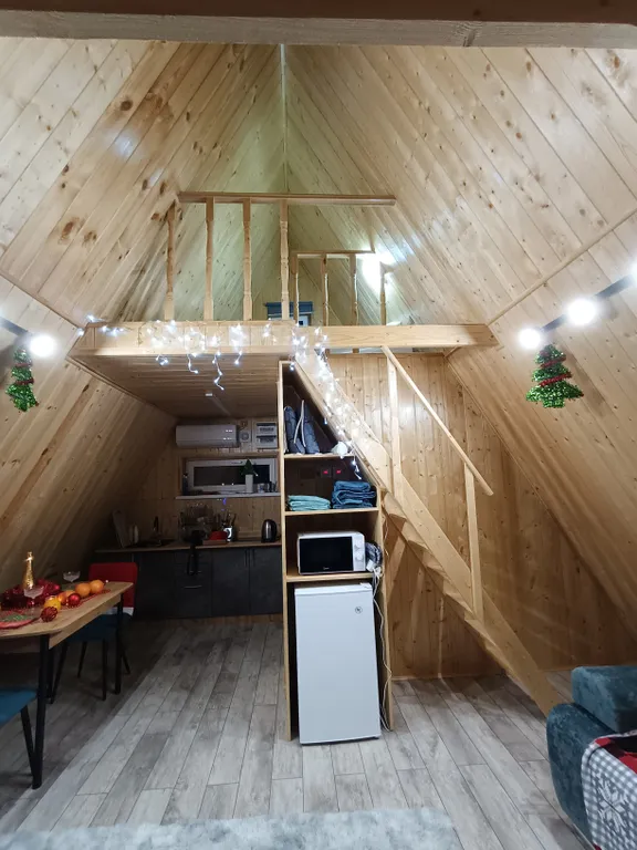 Уютный А-фрейм с чаном у озера