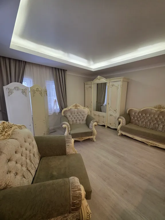 Загородный дом с бассейном и банкетным залом