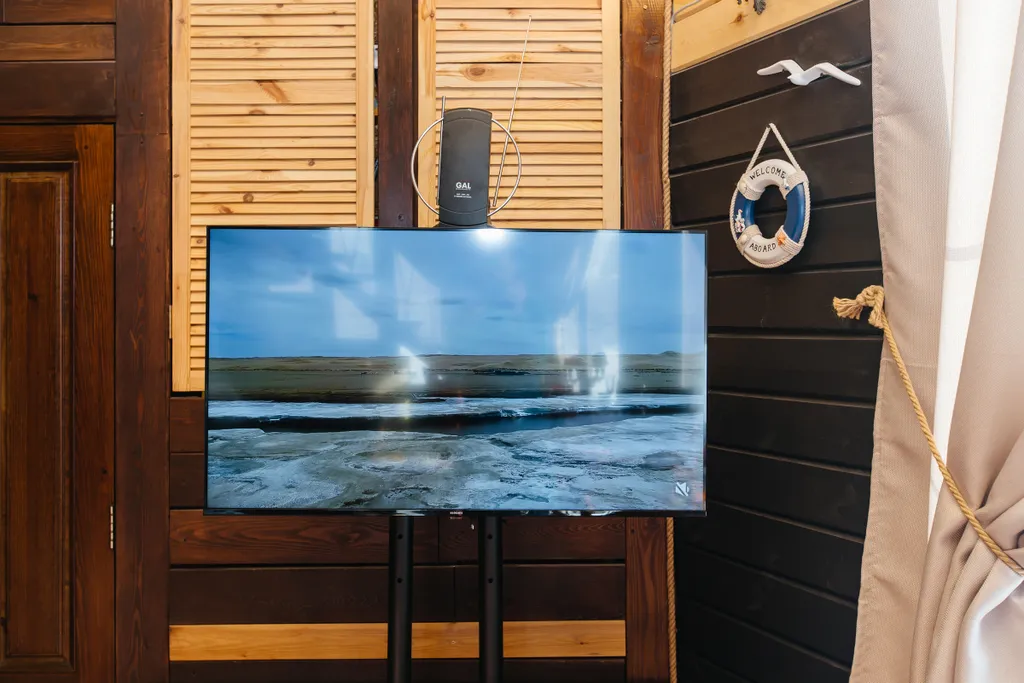 Дом с кораблем на берегу реки