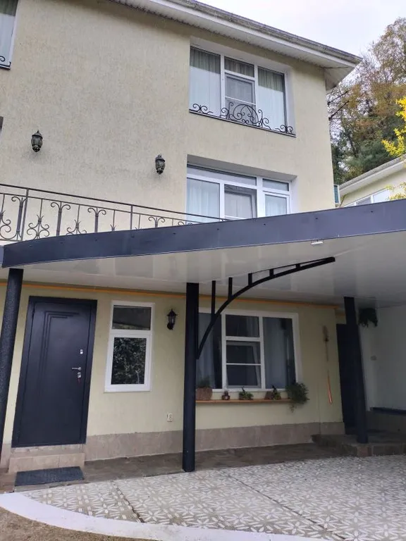 Уютный дом для большой семьи или компании в окружение сада