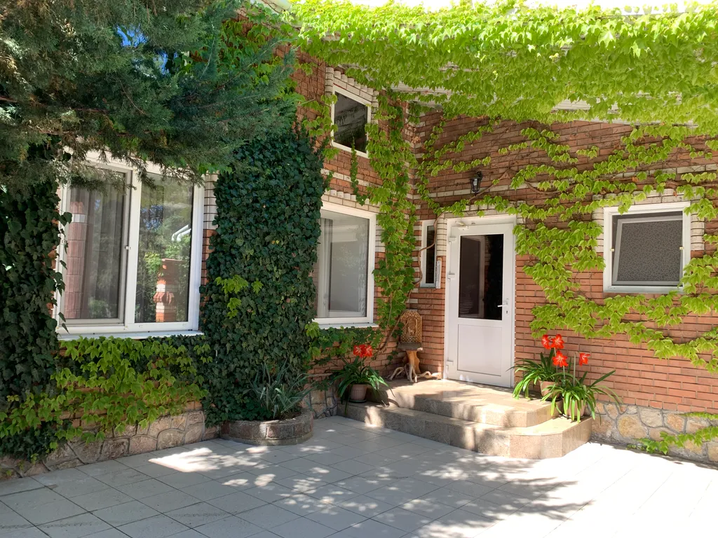 Коттедж Дом 3 спальни, большой двор беседка мангал усадьба Можжевеловый дворик — Айвовое