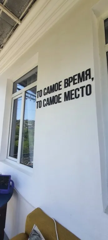 Большой двухэтажный дом с видом на горы